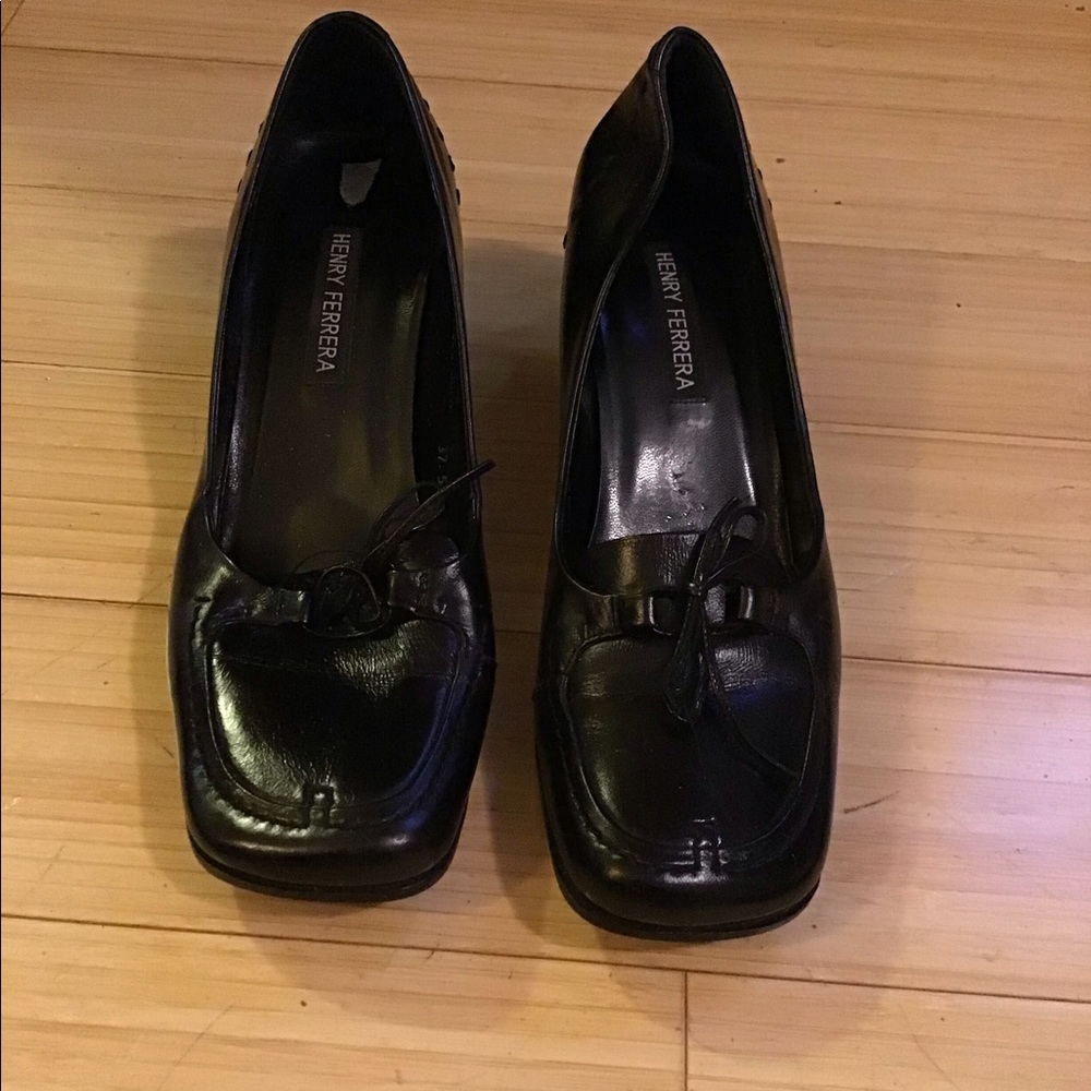 Henry Ferrera black low heels